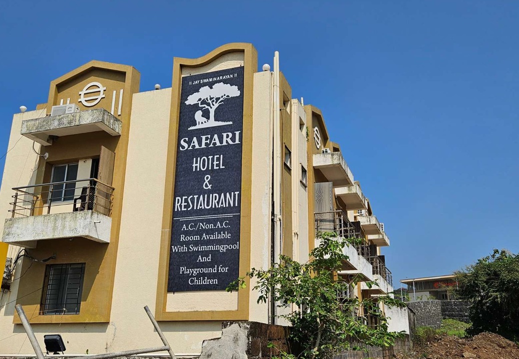 Hotel Safari - Featured